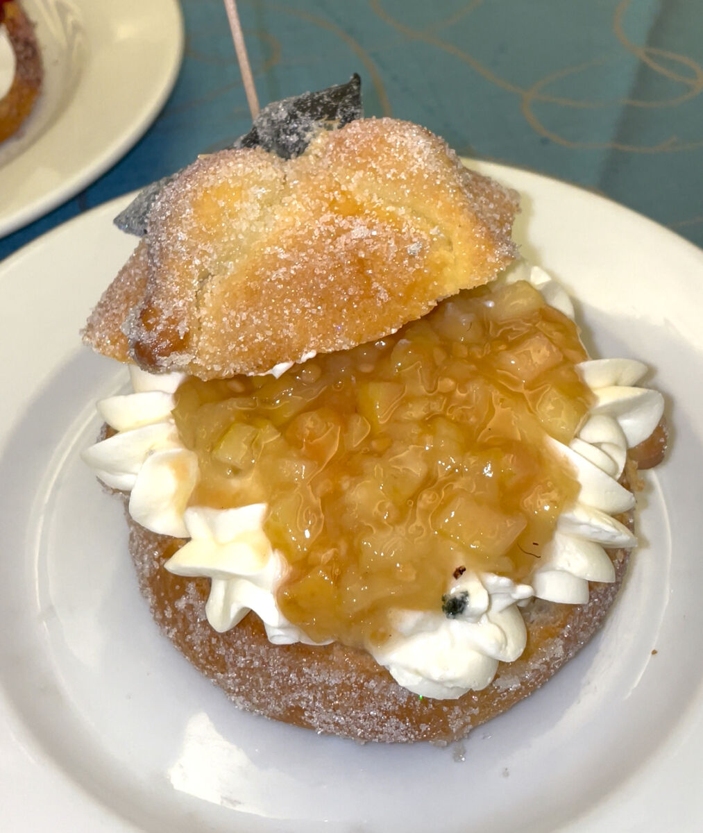 Pan de muerto en Buenos Díaz Cafetería