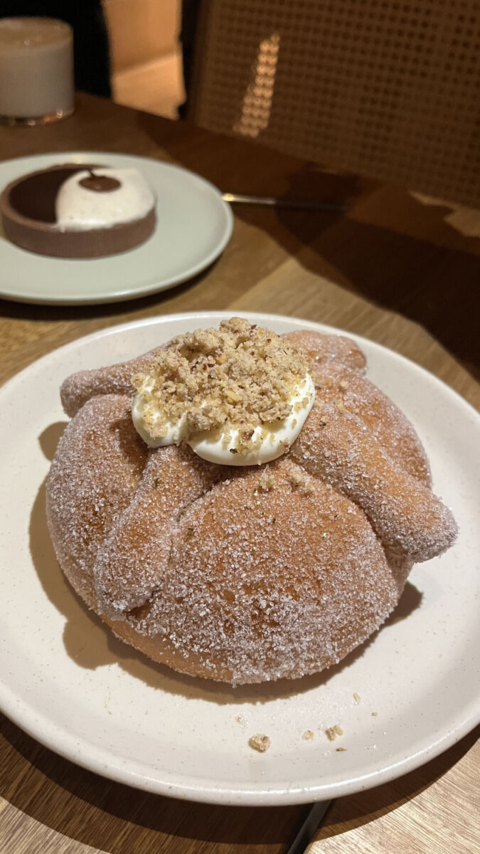 Pan de muerto relleno de dulce de guayaba de Elena 147.