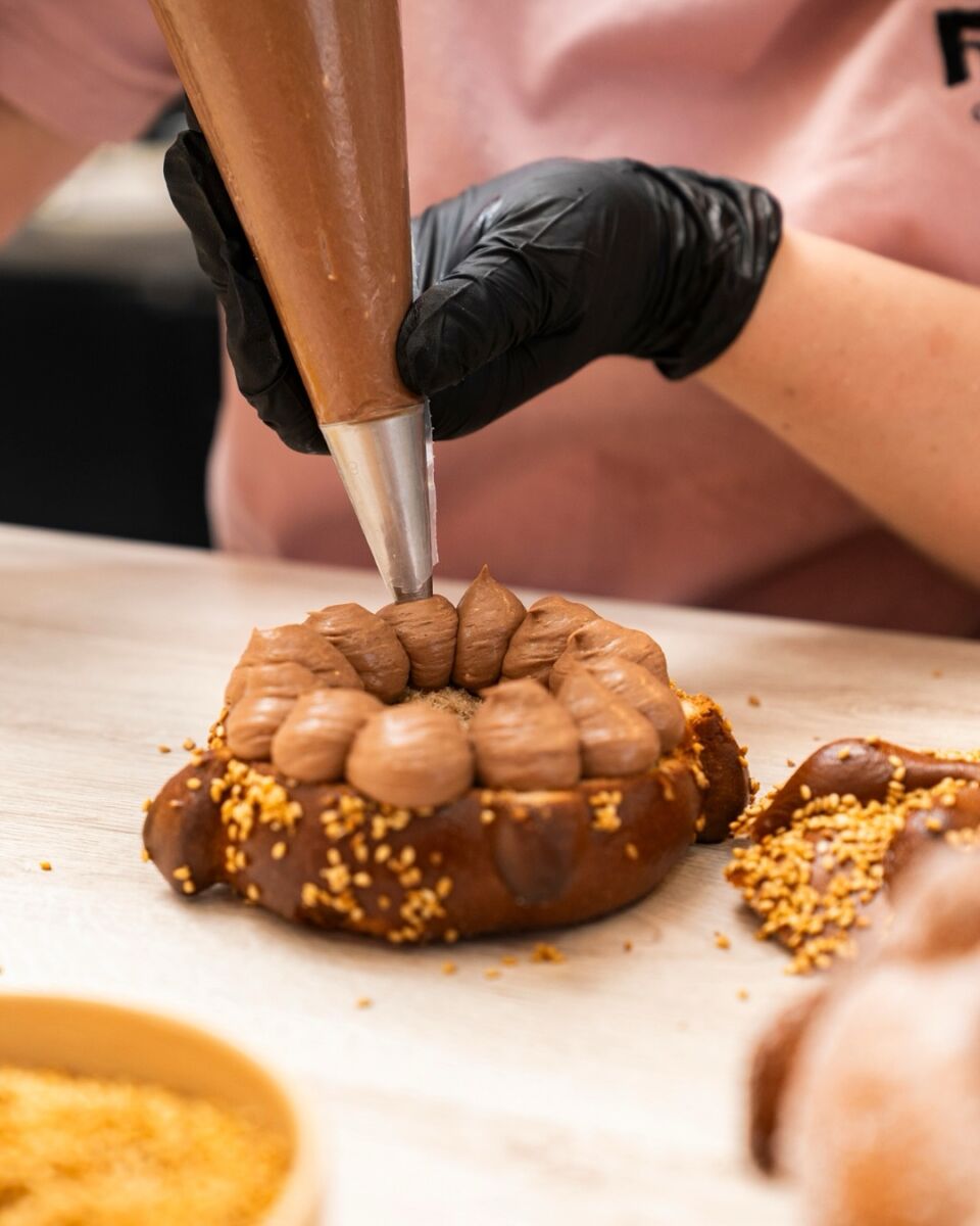 Pan de muerto relleno de crema de café