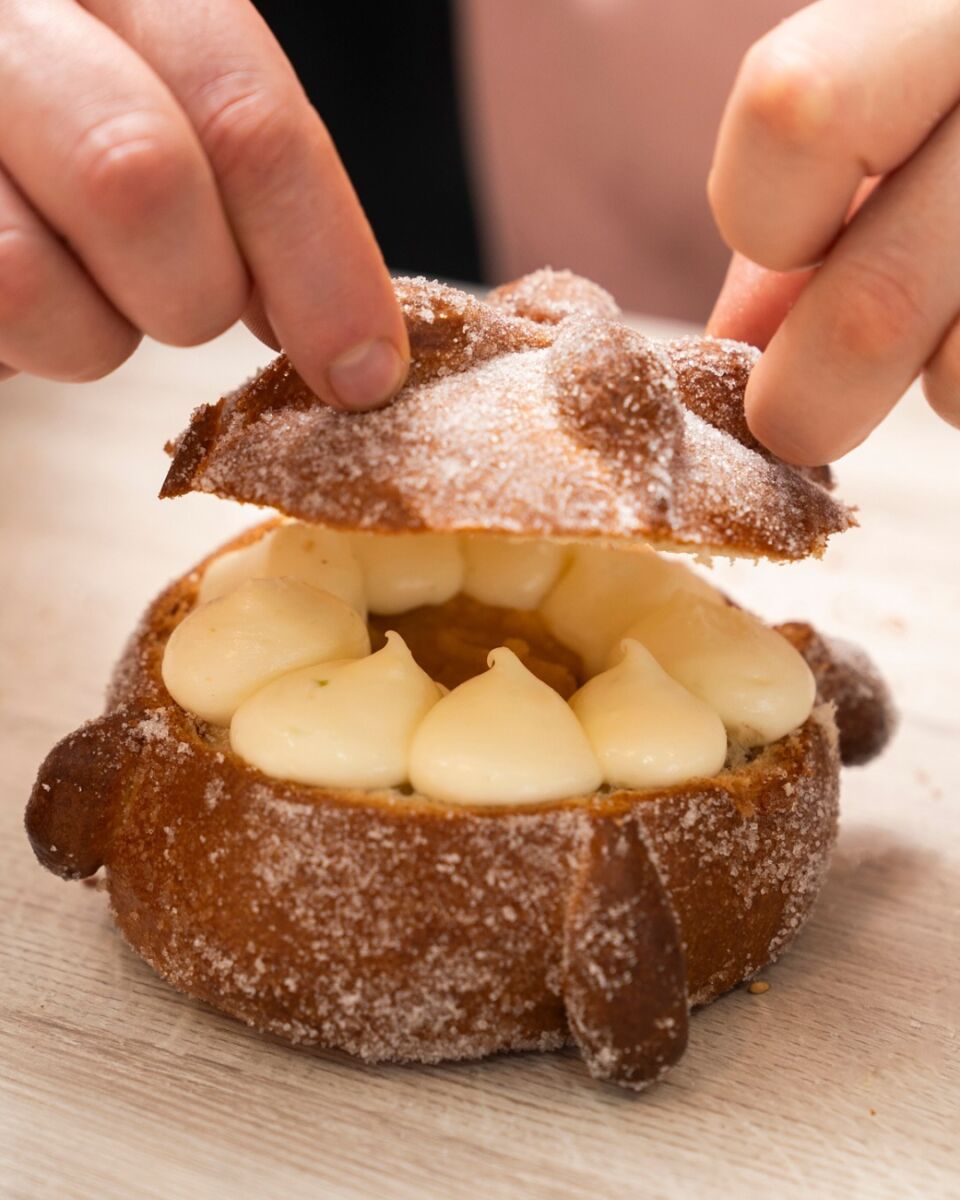 pan de muerto relleno de mandarina rulce