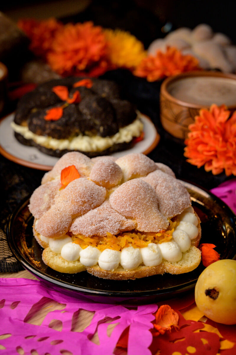 Pan de muerto relleno de dulce de calabaza en tacha y crema de queso