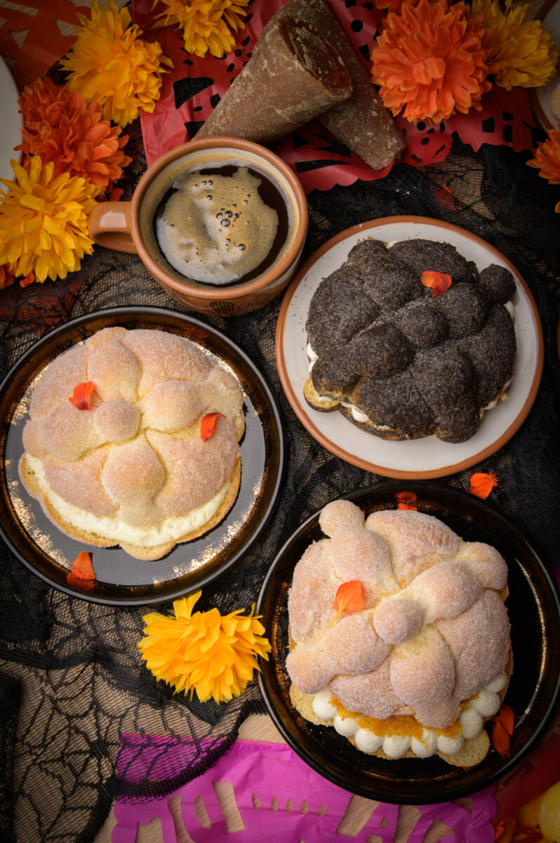 Puedes cubrir tu pan de muerto con azúcar o con cenizas te totomoxtle