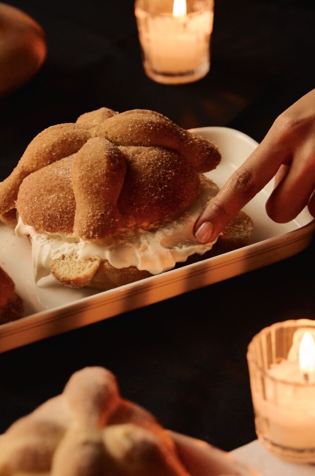 La pastelería y chocolatería Amado tiene a la venta pan de muerto tradicional y con rellenos 
