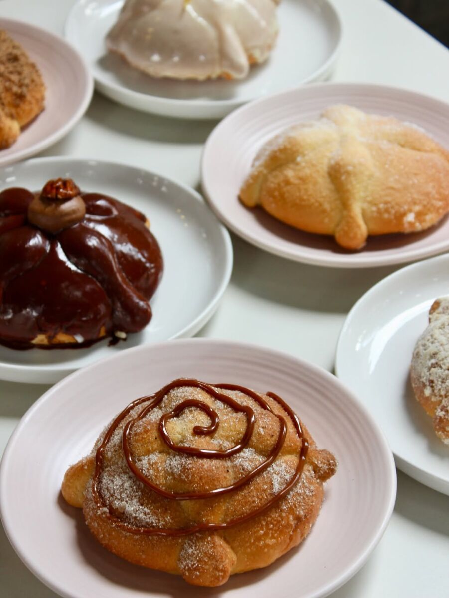El pan de muerto es un pan tradicional mexicano que se prepara durante la celebración de Día de Muertos 