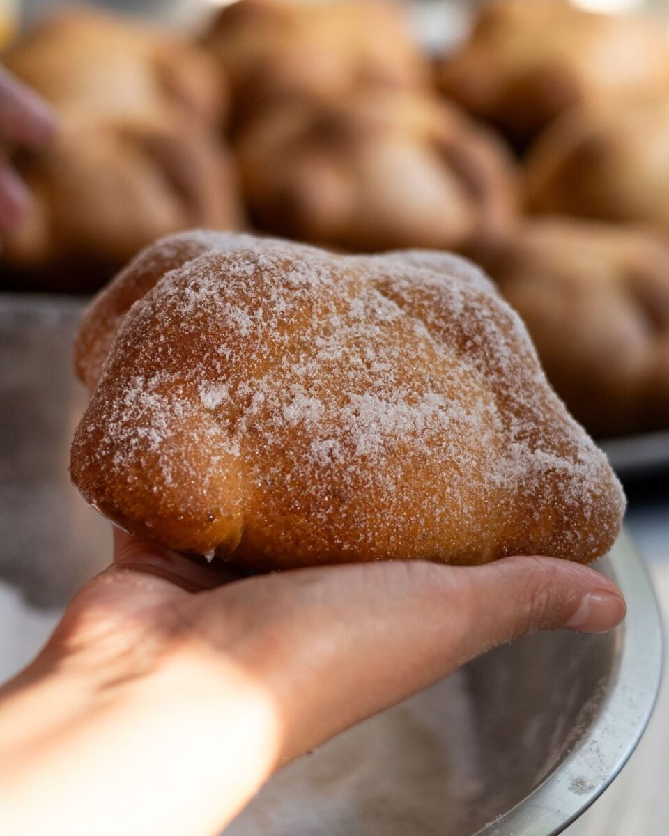 El Olvidado Café tiene pan de muerto clásico y un cubo de pan de muerto con ceniza de totomoxtle