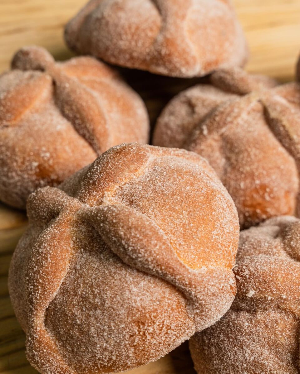 Bakers tiene pan relleno de crema montada con cardamomo y ralladura de naranja