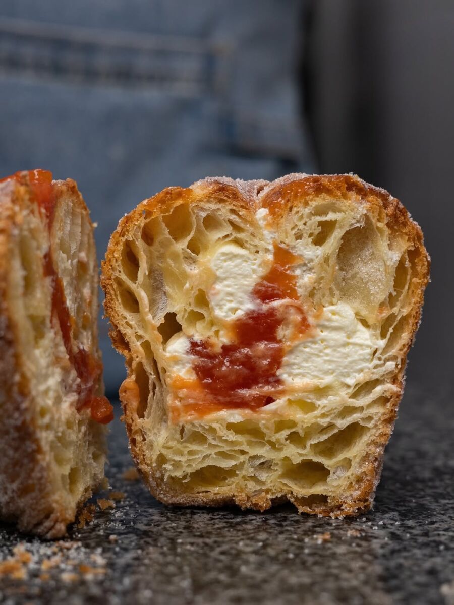 cruffin de guayaba rosa