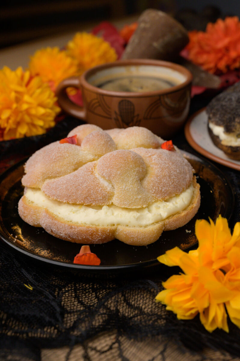Pan de muerto relleno de guayaba y queso ricotta