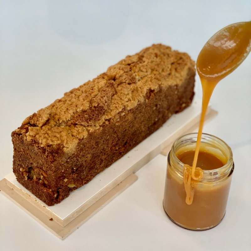 panqué de manzana de odette acompañado de caramelo