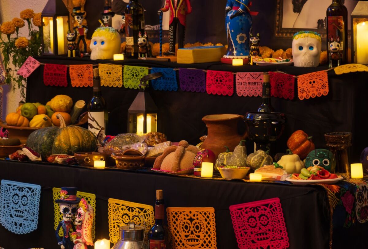 El papel picado en el altar de muertos simboliza el aire y la presencia de los espíritus 