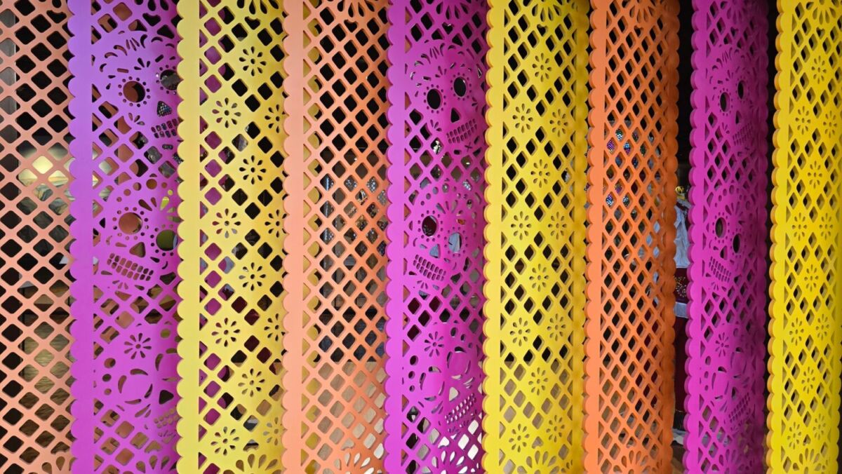 En Huixcolotla el 80% de la población se dedica a elaborar papel picado.