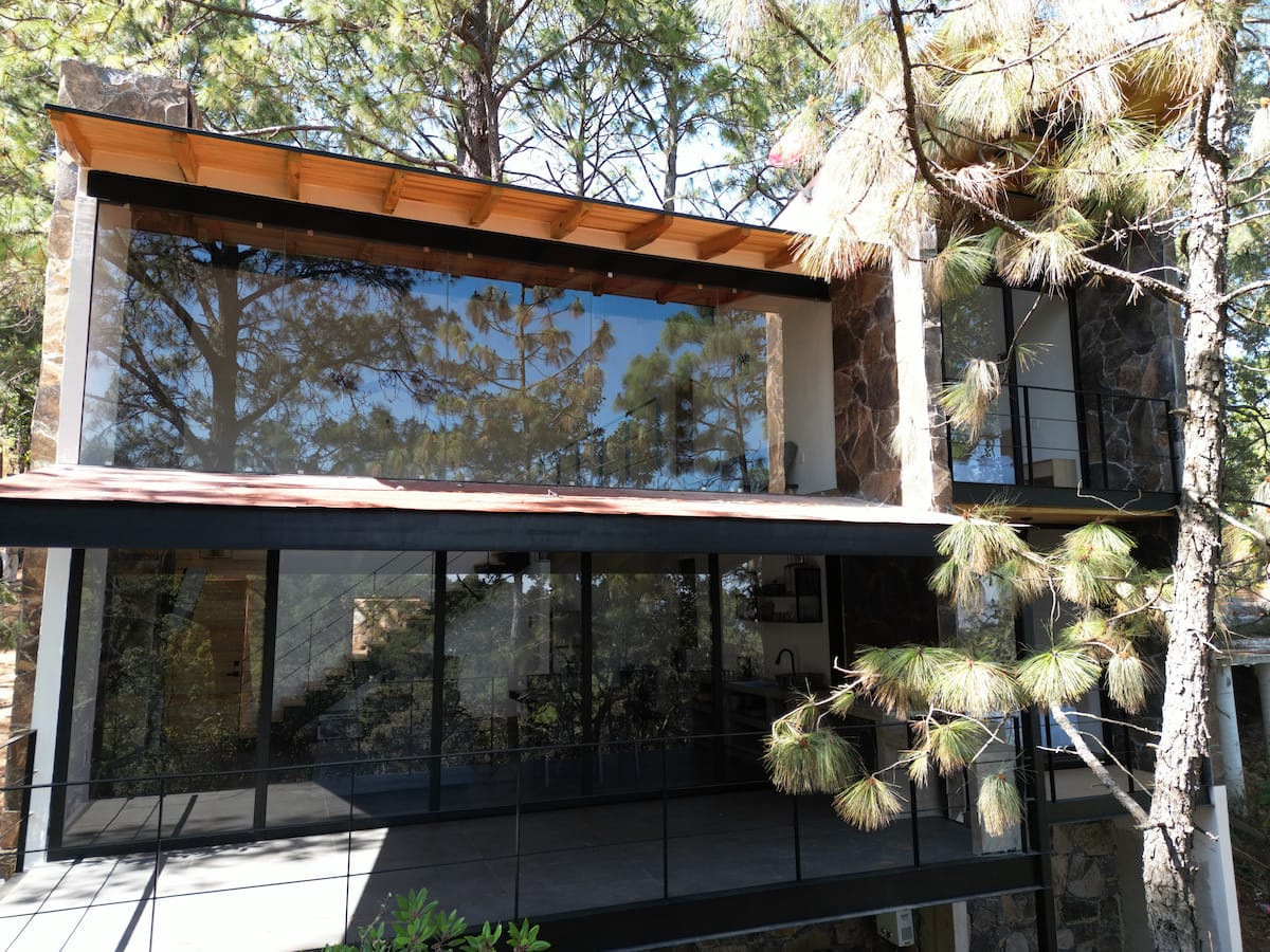 La Cabaña La Finca Mazamitla se ubica en medio del bosque y tiene capacidad para 6 personas 