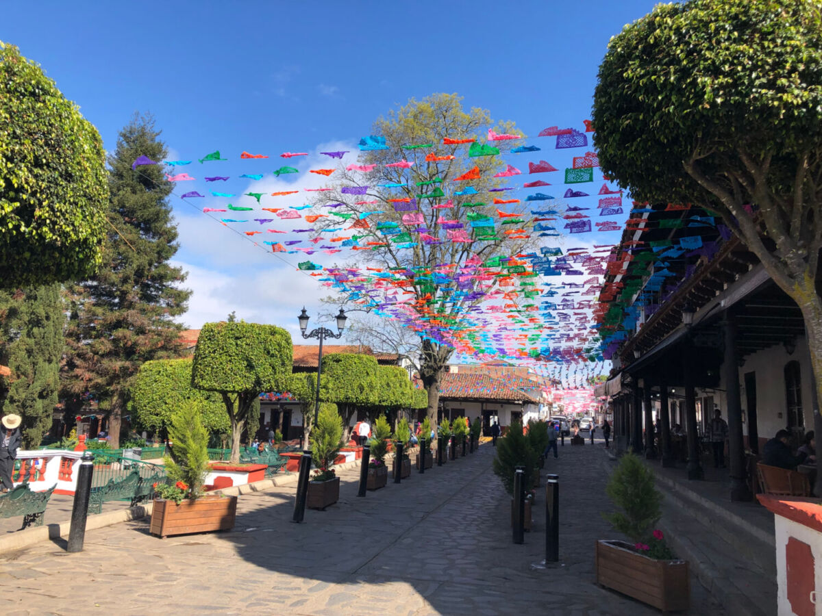 Pueblos con calles decoradas con papel picado en México 