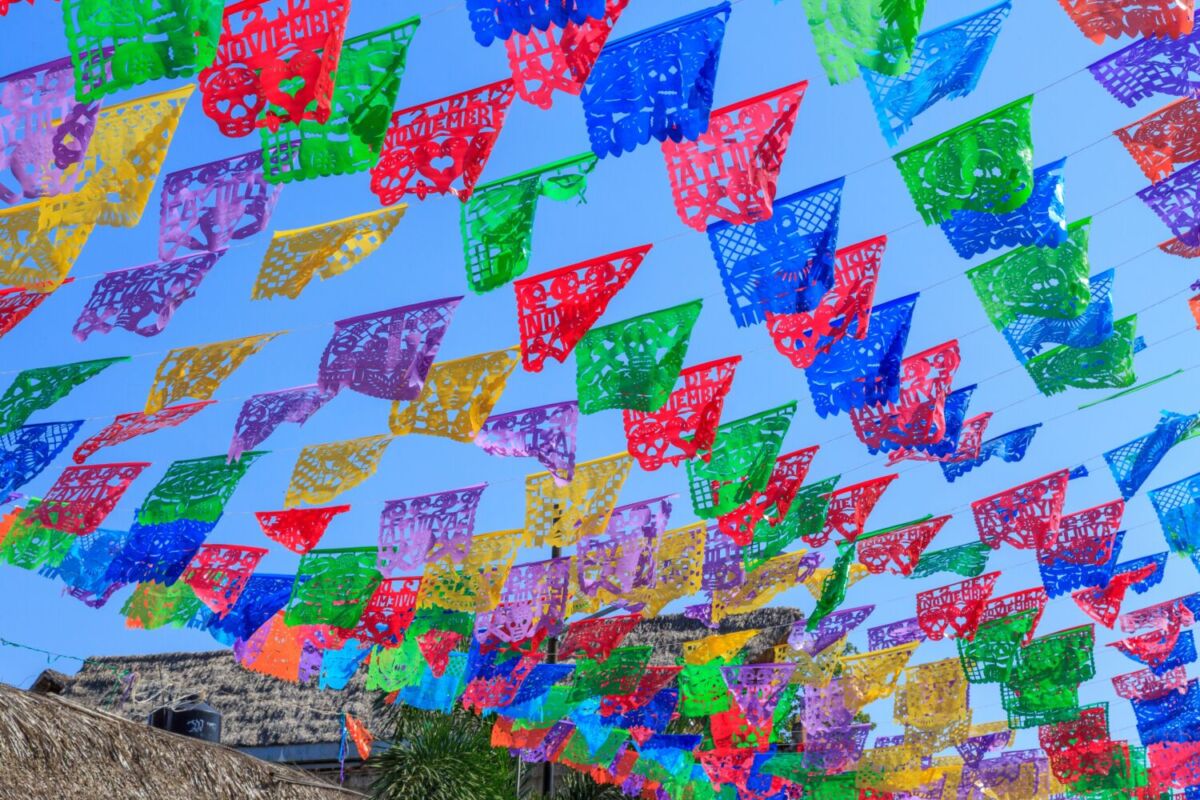 El papel picado es una artesanía mexicana que se realiza desde el siglo XIX