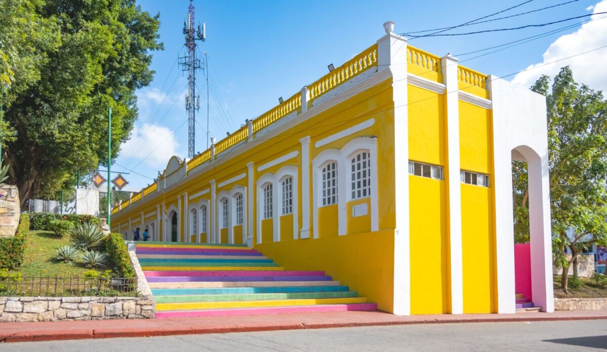 Las Oficina de Ingresos Municipales de Palenque Chiapas tiene escaleras de colores a su costado 