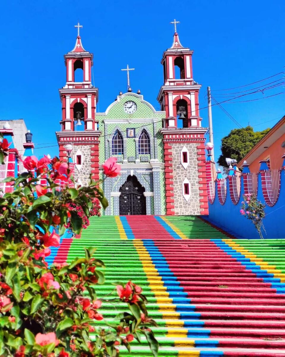 En Ixtacuixtla, Tlaxcala, el Templo del Calvario de Ixtacuixtla tiene unas escaleras coloridas que conectan directamente con el 