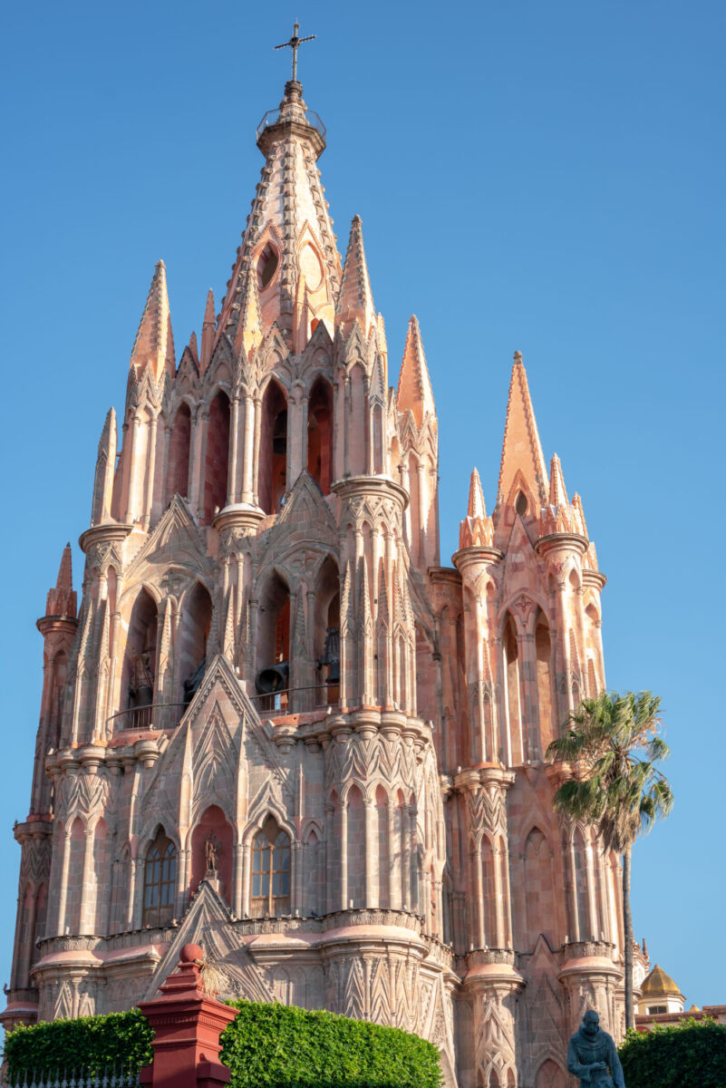 La Parroquia de San Miguel Arcángel fue construida por indios, quienes le dieron la apariencia neogótica 