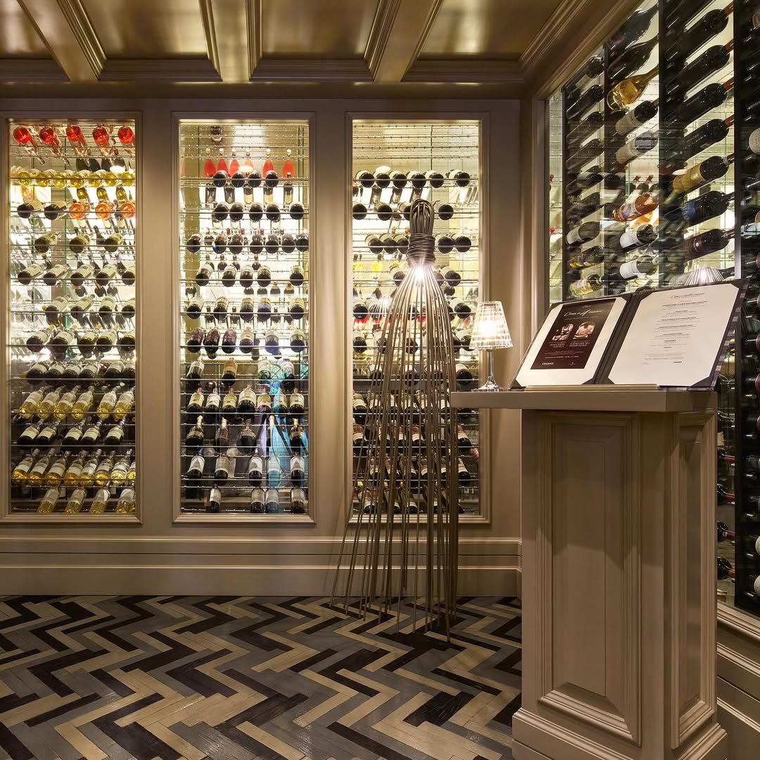 La cava tiene más de 150 vinos 