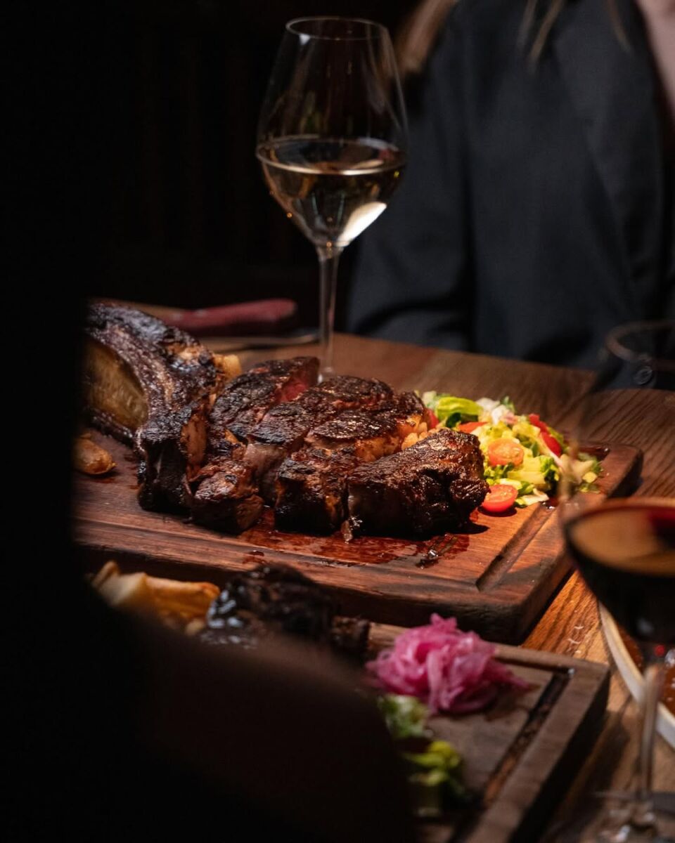 El asado de tira es un platillo donde la carne se cocina en horno por 12 horas, luego se agrega salsa de tamarindo 