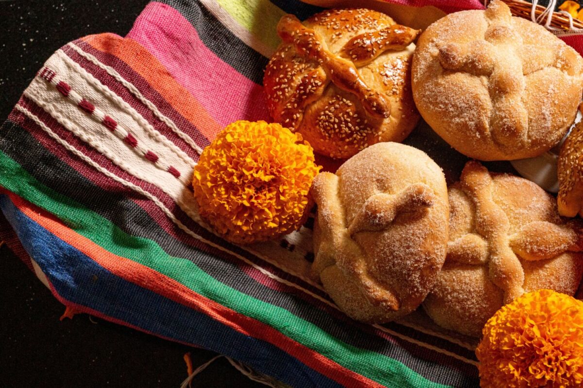 El pan de muerto representa el ciclo de la vida y la muerte