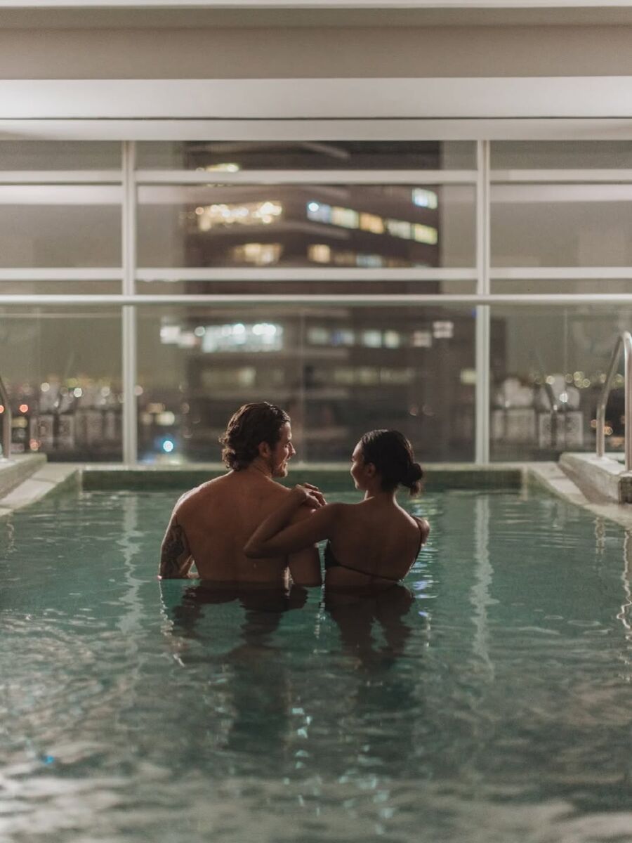 Alberca panorámica en el spa del Hotel St Regis