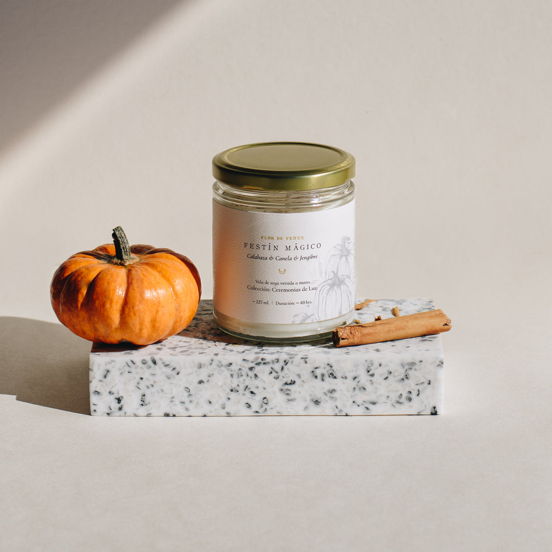 La vela 'Festín Mágico' huele a calabaza, canela, jengibre y un toque de hierbas frescas
