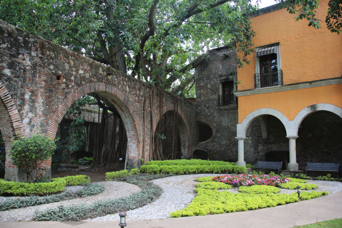 Su nombre proviene del náhuatl y sígnica 'cerro de las flores'.