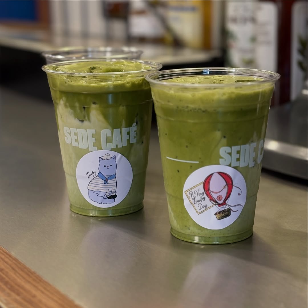 Matcha latte con leche de avena y un toque de miel.