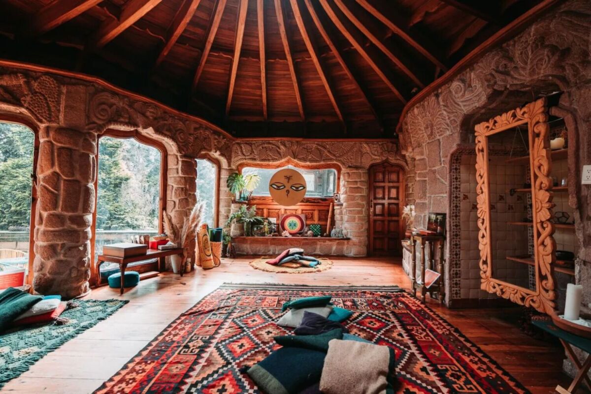 se enfocan en el desarrollo personal con sesiones de yoga, meditación y arteterapia