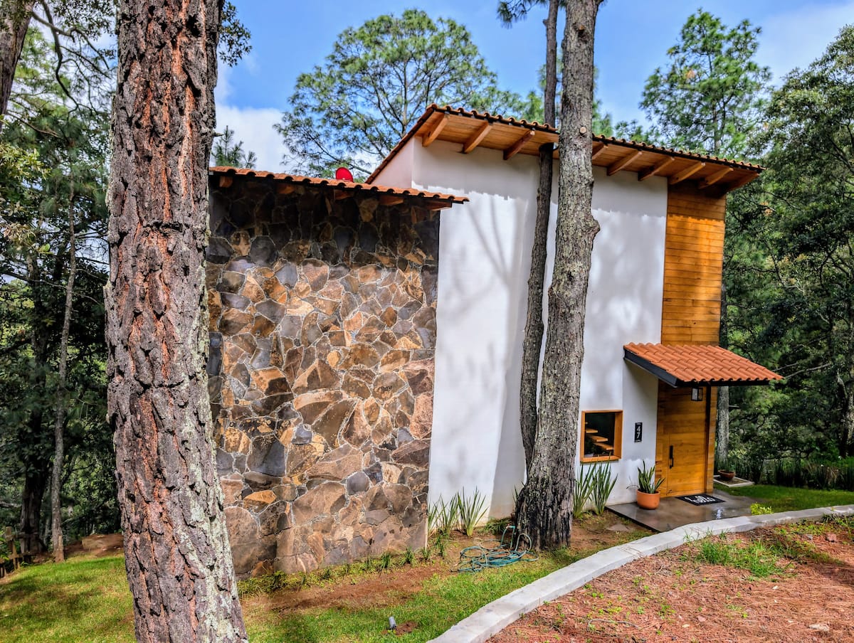 La Finca Mazamitla es una cabaña en medio del bosque 