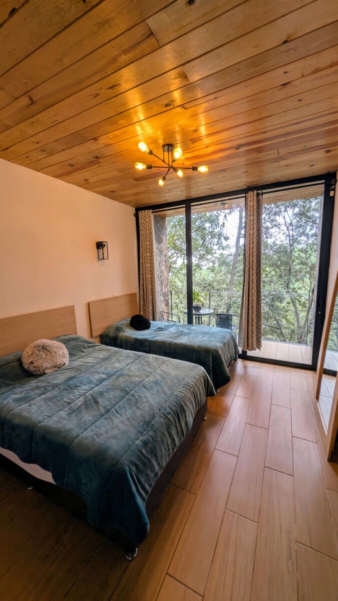 La Finca Mazamitla tiene dos recámaras, con tres camas 