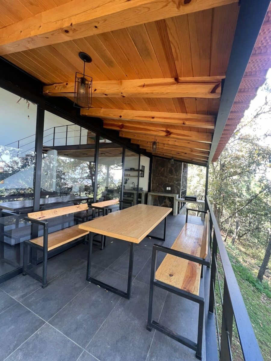 Cabaña vanguardista en medio del bosque 