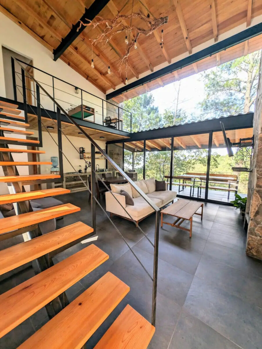 ¿Planeas una escapada con tu grupito de amigos? Esta cabaña moderna en medio del bosque tiene todo lo que estás buscando (incluida un área de juegos)