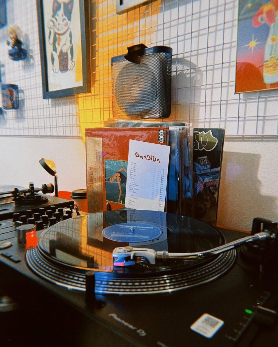 Dónde escuchar vinilos en CDMX 