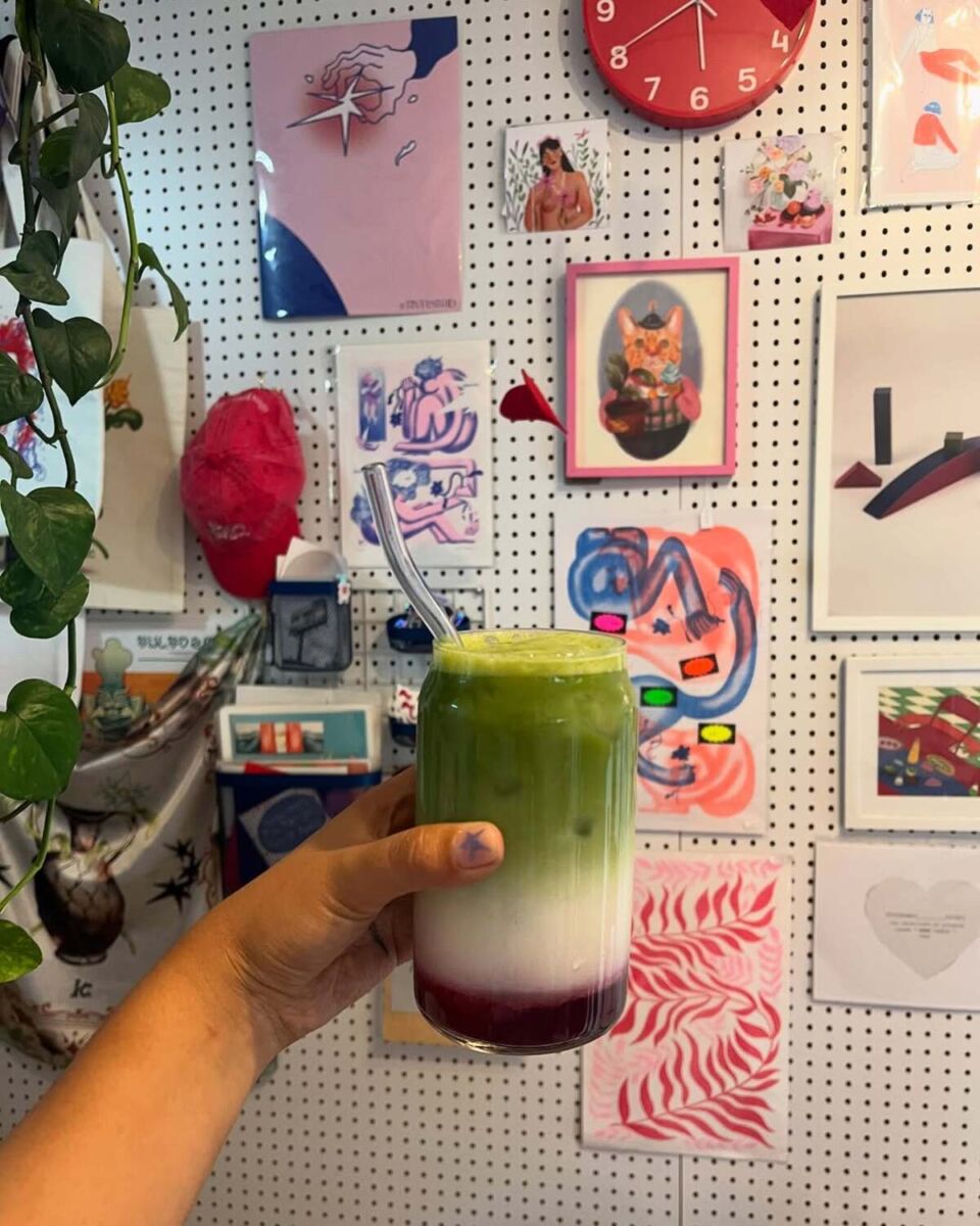 Este ‘localito’ en la Narvarte es excelente para beber café y comprar dibujos y stickers 