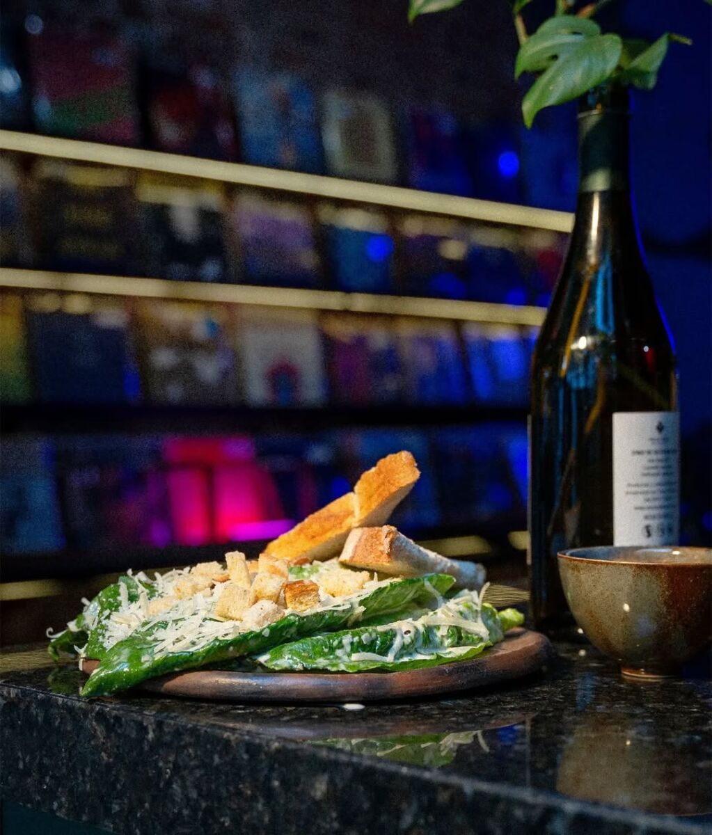 música en vivo y platillos sencillos en Sonari Roma Norte