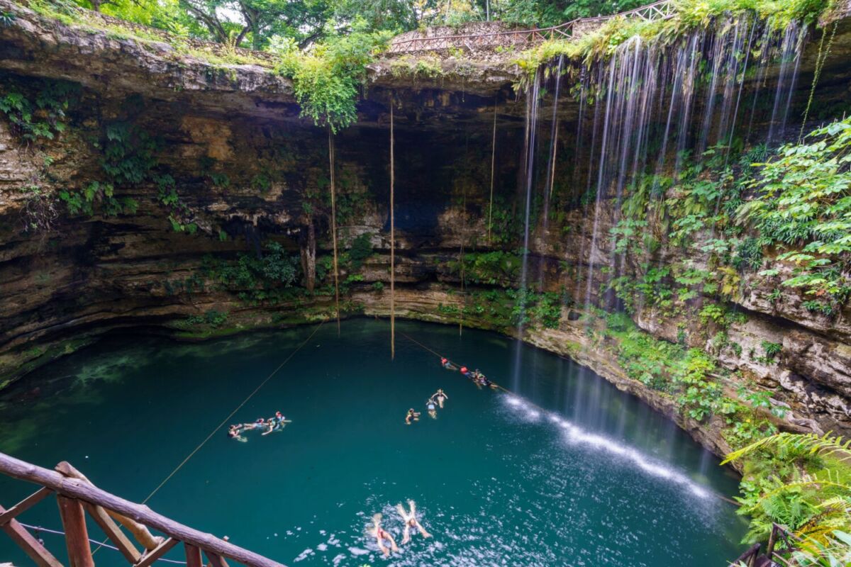 El Cenote Saamal forma parte del la Hacienda Selva Maya y hacen cenas románticas en el 