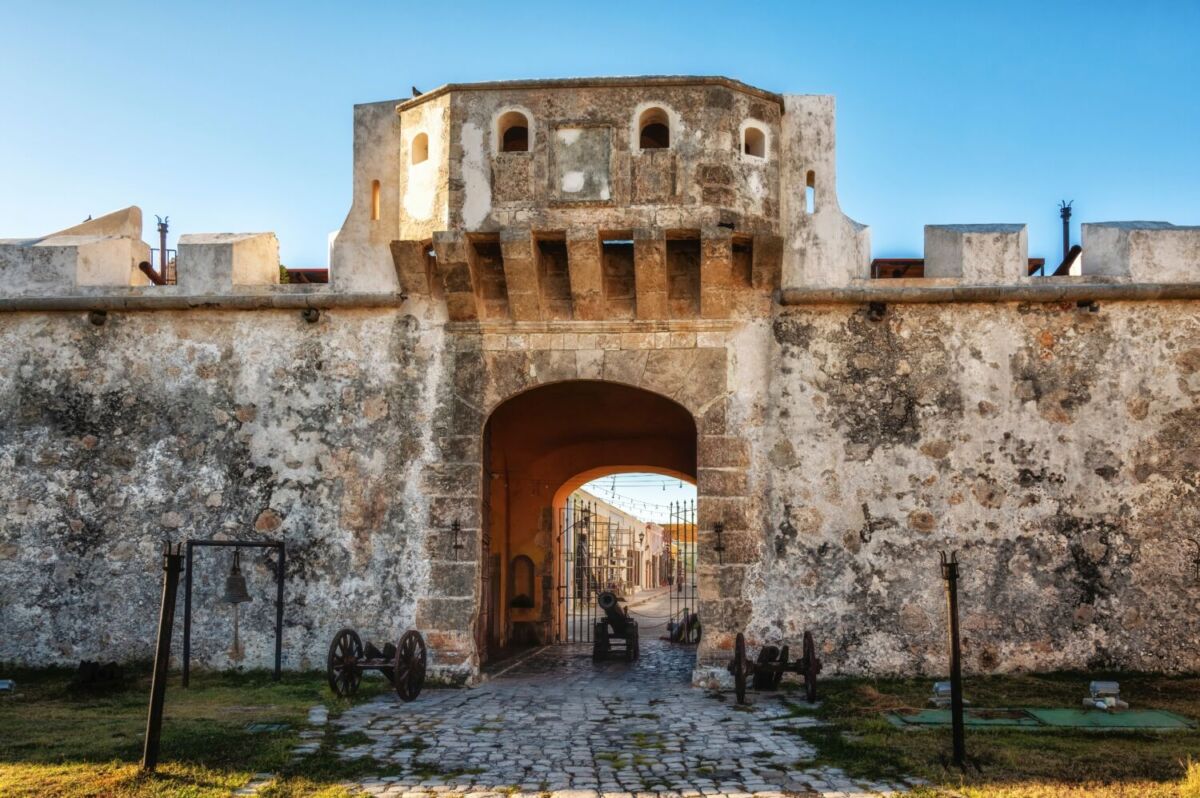 Recorre el centro histórico de la única ciudad amurallada de México que se protegía de la invasión de los piratas 