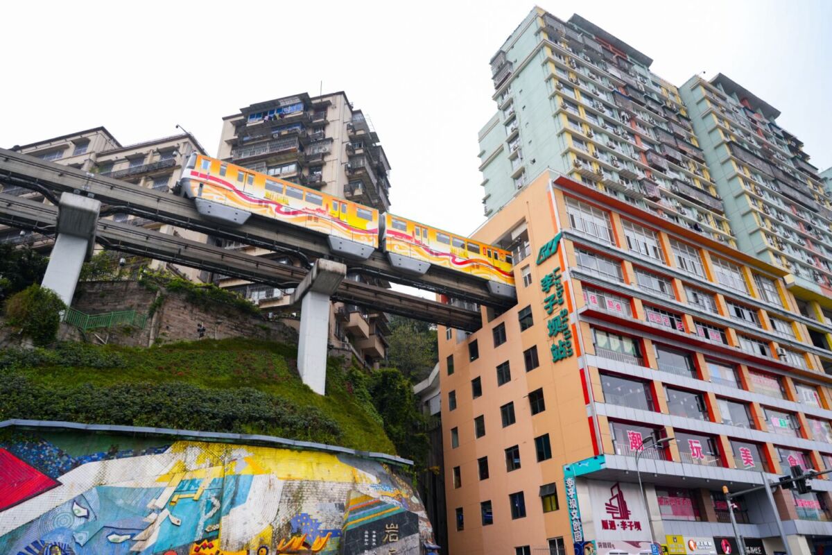 En la ciudad más grande de China ya viven en el futuro (tienen enormes rascacielos y trenes que atraviesan edificios) 