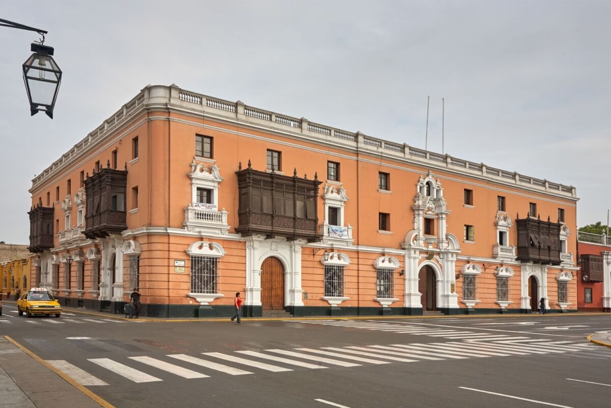 Edificios coloridos en Trujillo