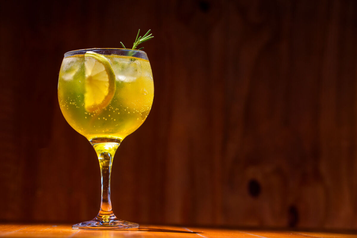 coctel de ginebra y cerveza de jengibre