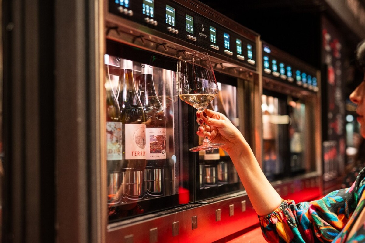 ¿Habías visto un restaurante con dispensadores de vino? Aquí te dan tu copa y tú te sirves las que quieras