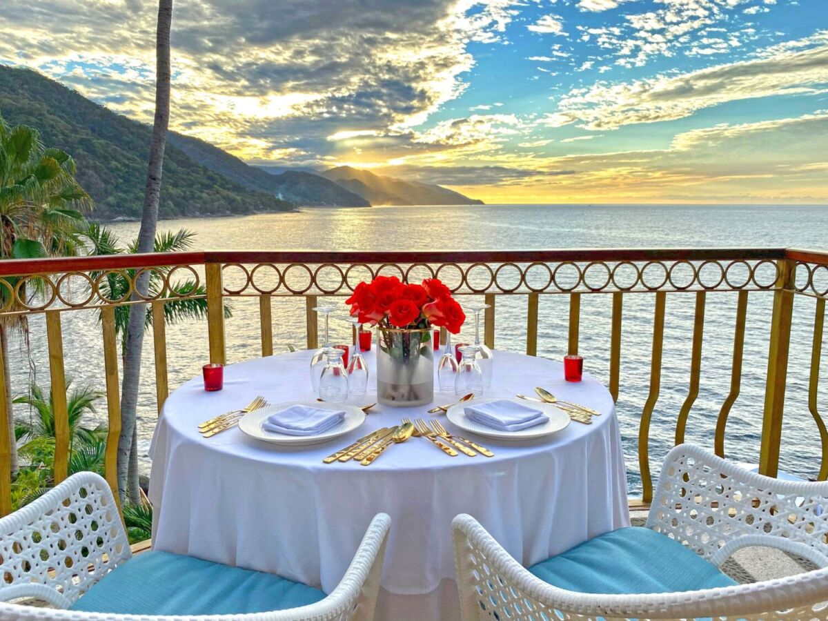 3 restaurantes en Puerto Vallarta a la orilla del mar desde donde puedes hacer avistamiento de ballenas esta temporada