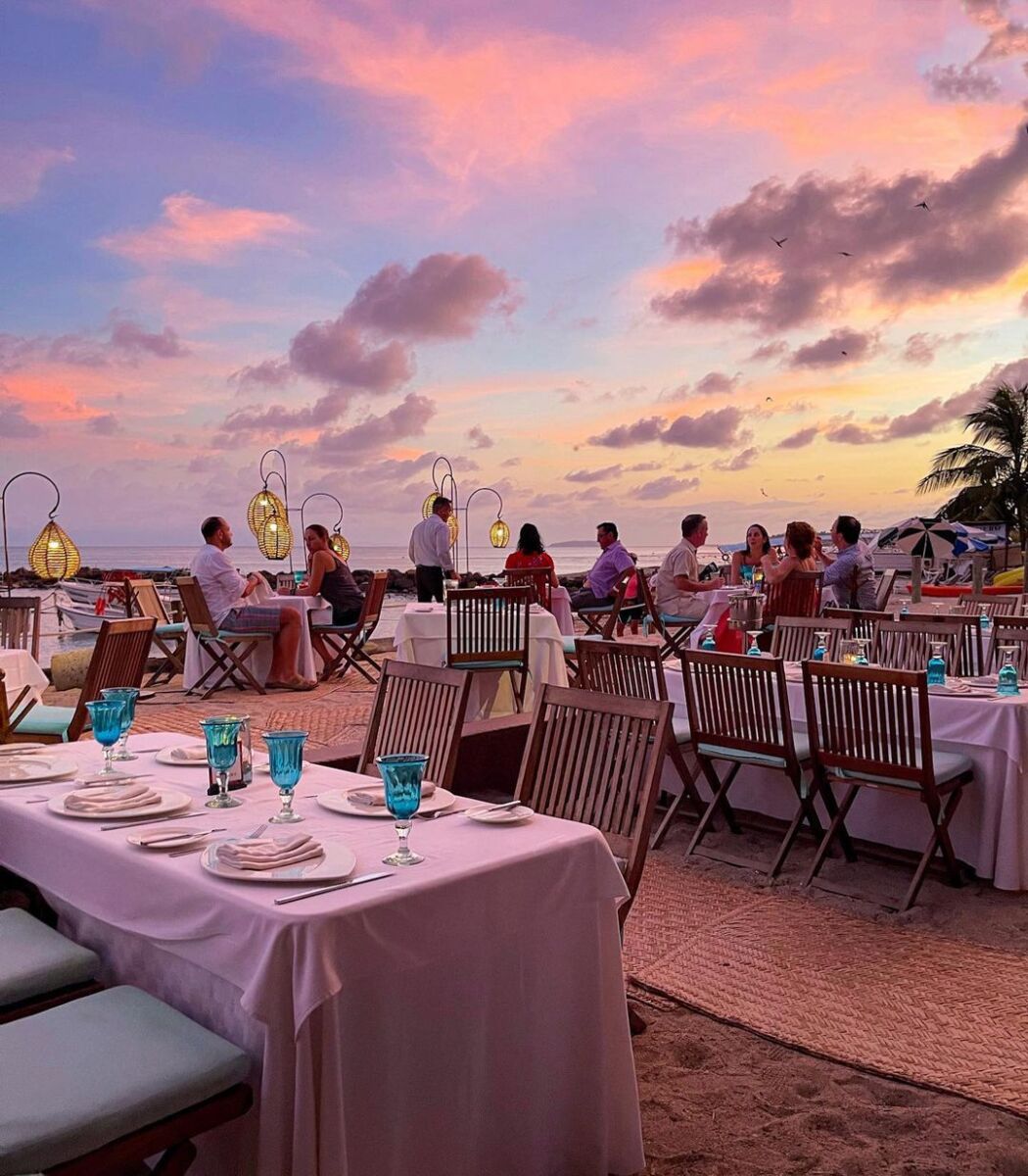 cena en la playa en festival gourmet internacional