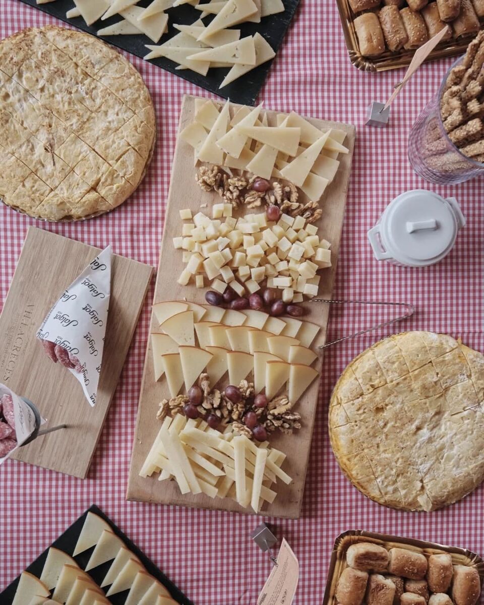Canasta de picnic con variedad de quesos