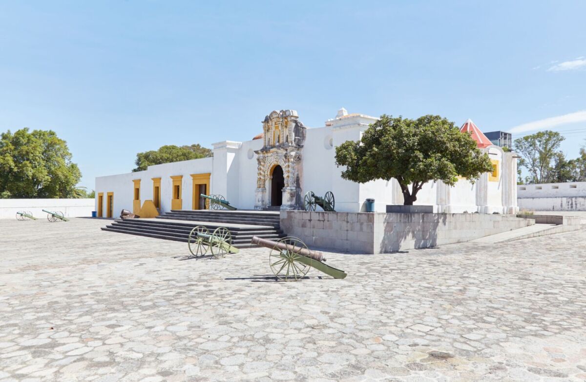 El Fuerte de Loreto y Guadalupe se ubica en Puebla en el cerro de San Sebastián 