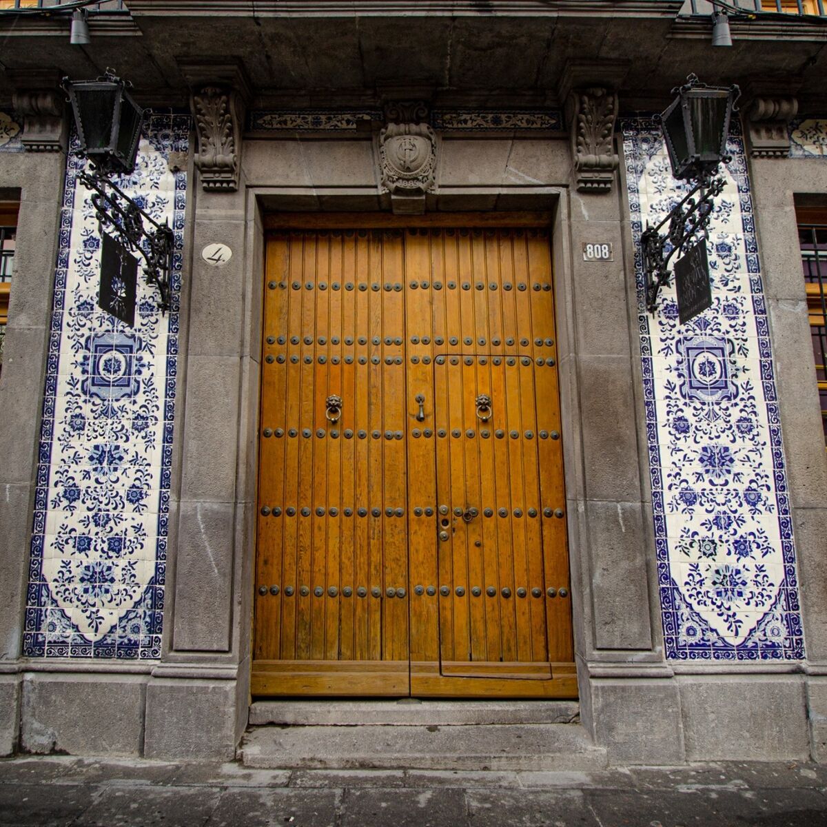 hotel con fachada de talavera 
