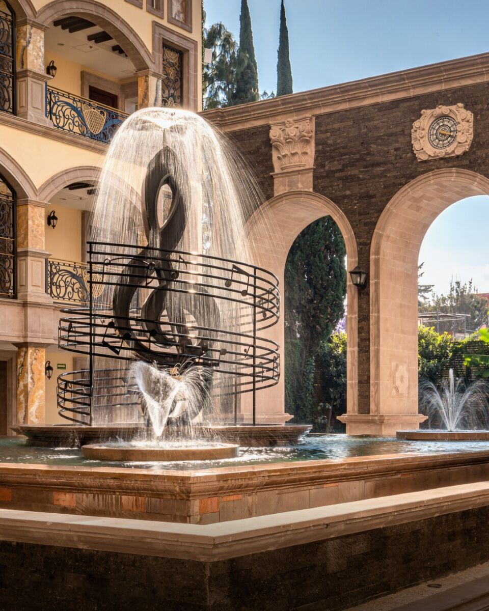 Fuente de clave de sol en el hotel Mansión Solís