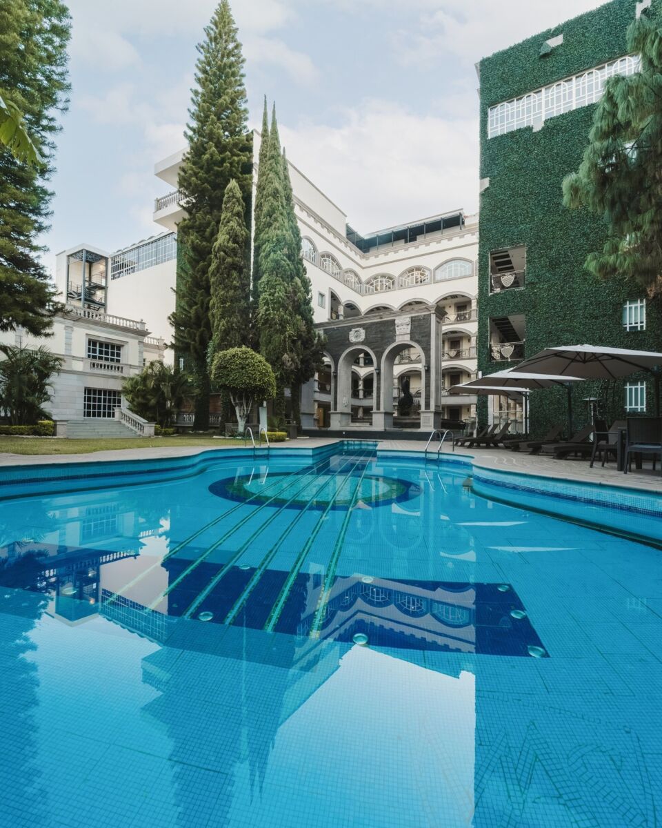 Dicen que la alberca en forma de guitarra de Mansión Solís inspiró la de Ernesto de la Cruz en Coco