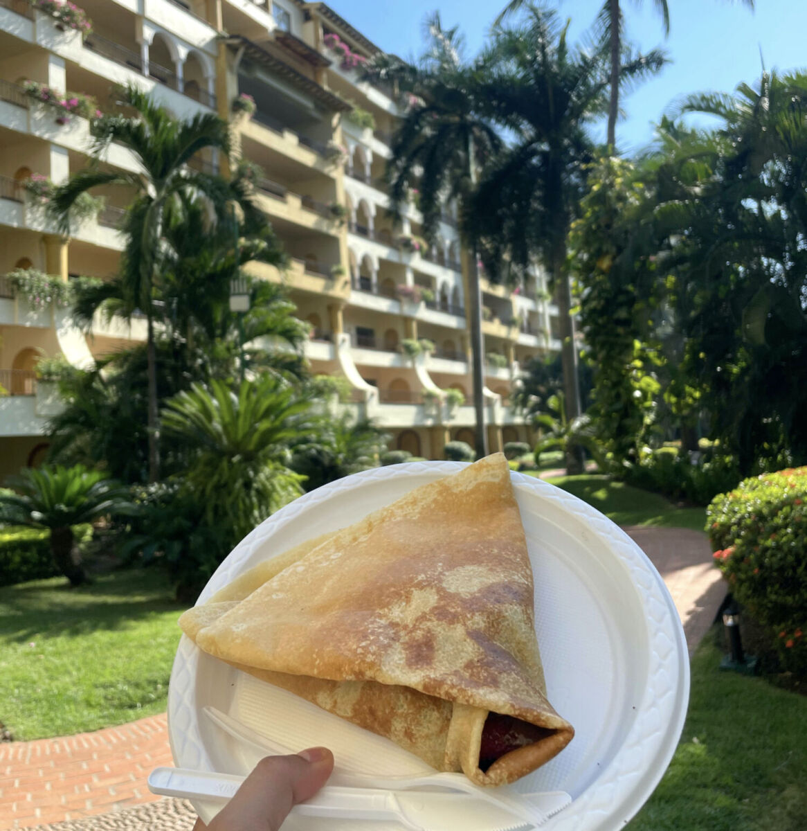 Habitaciones enormes, acceso directo al mar y, sí: crepas ilimitadas en este hotel de Puerto Vallarta